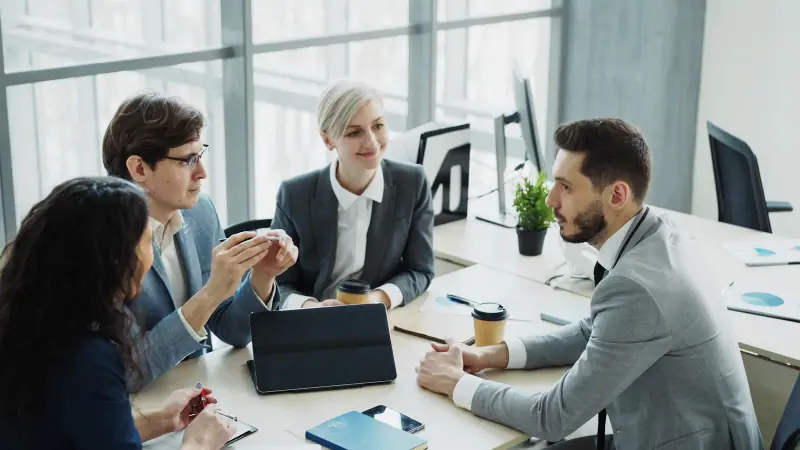Equipo multidisciplinario colaborando en una oficina moderna